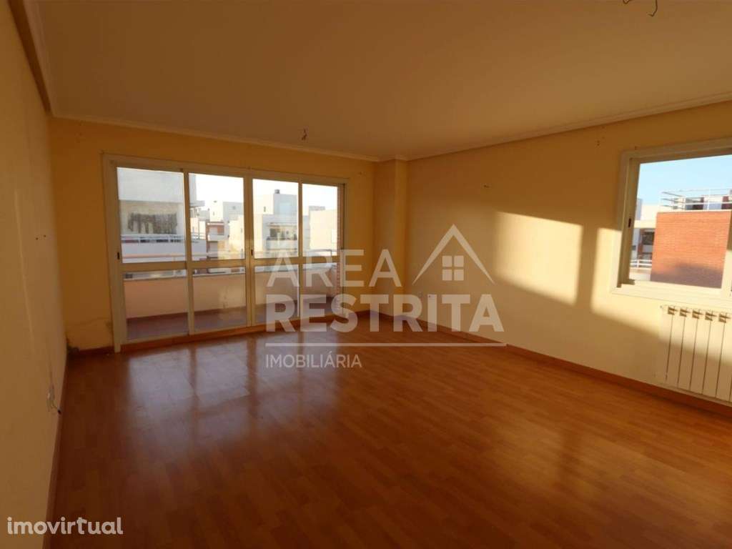 Apartamento T3 com Garagem e elevador - Grande imagem: 2/3