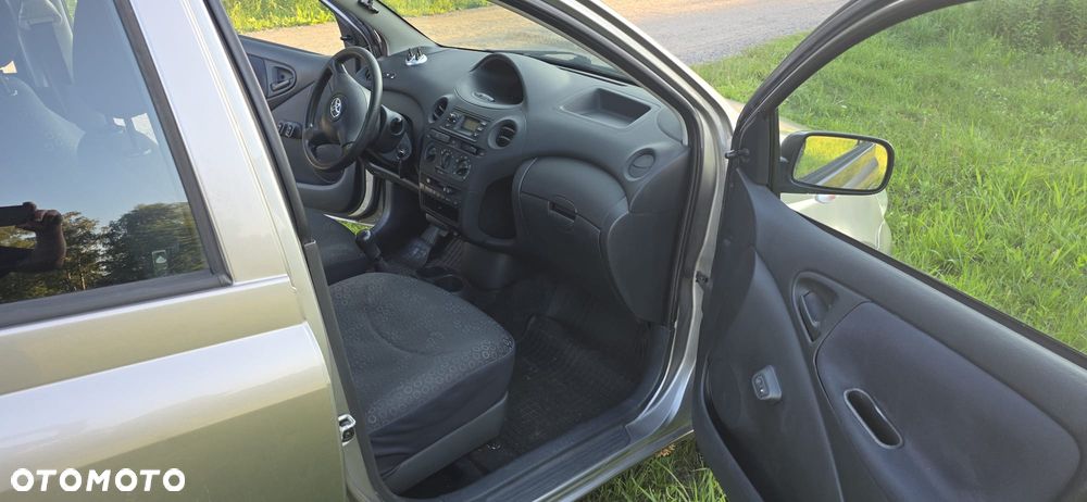 Toyota Yaris 1.0 Base - 6