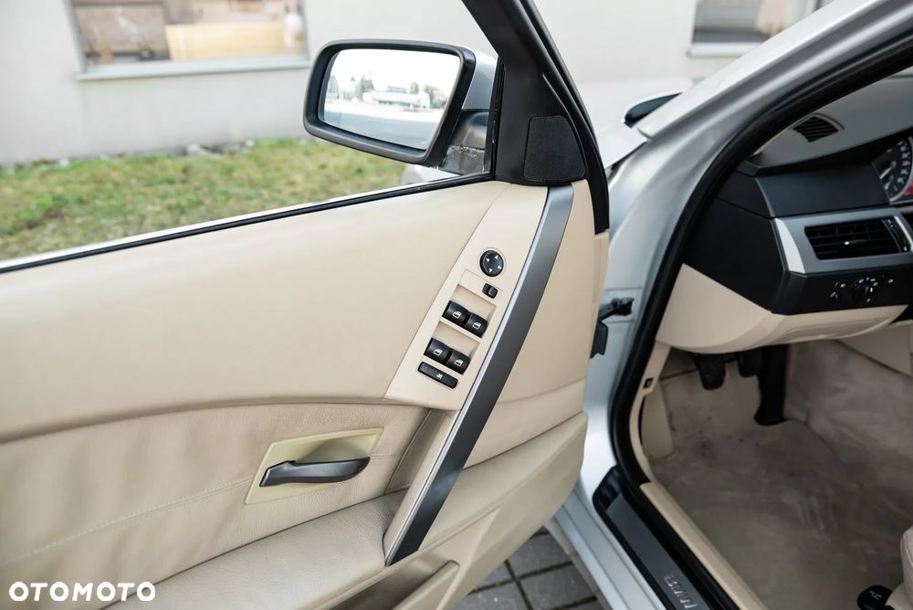 BMW Seria 5 525xi - 37