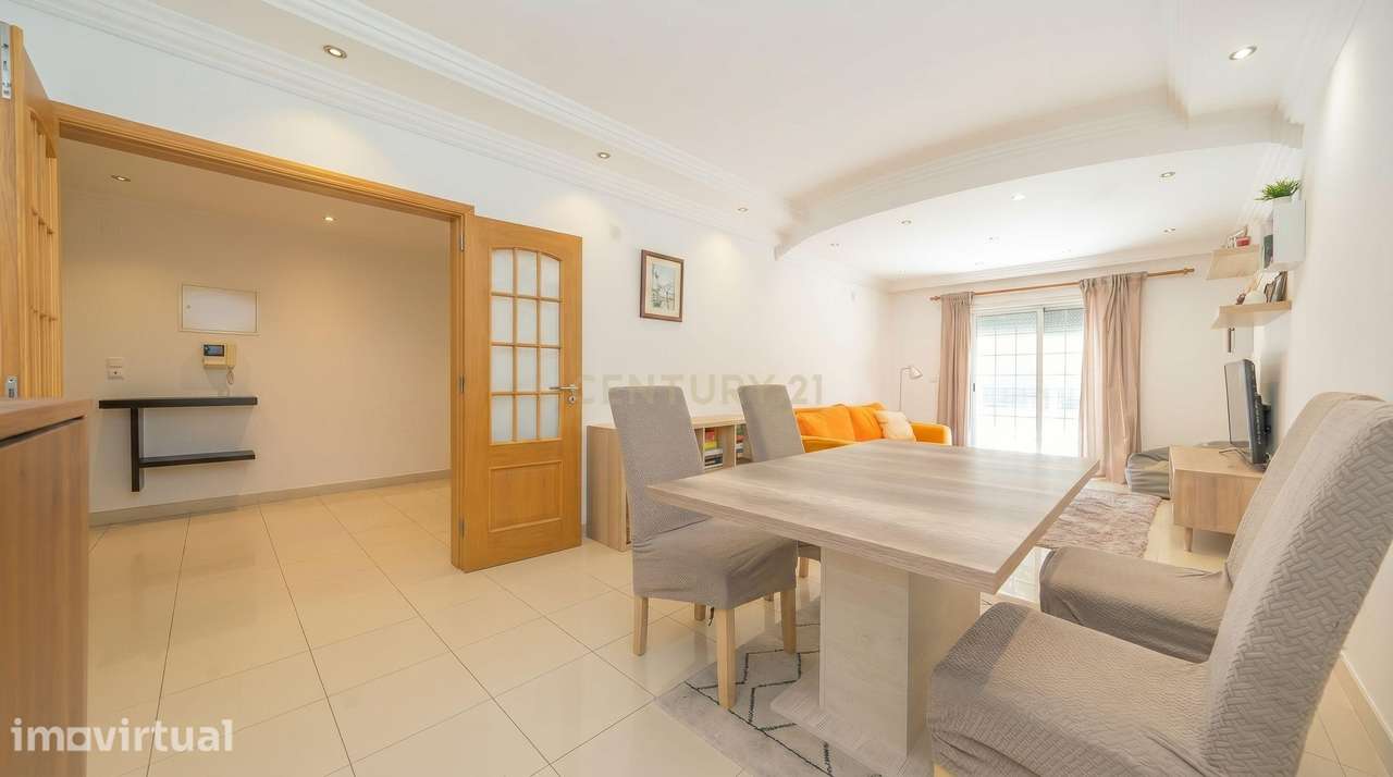 Apartamento T2 com Parqueamento e Arrecadação na Amora - Grande imagem: 2/44