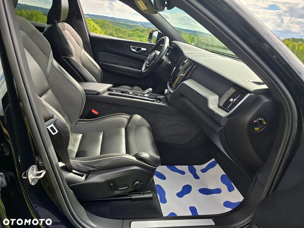Volvo XC 60 B4 D AWD Plus Dark - 19