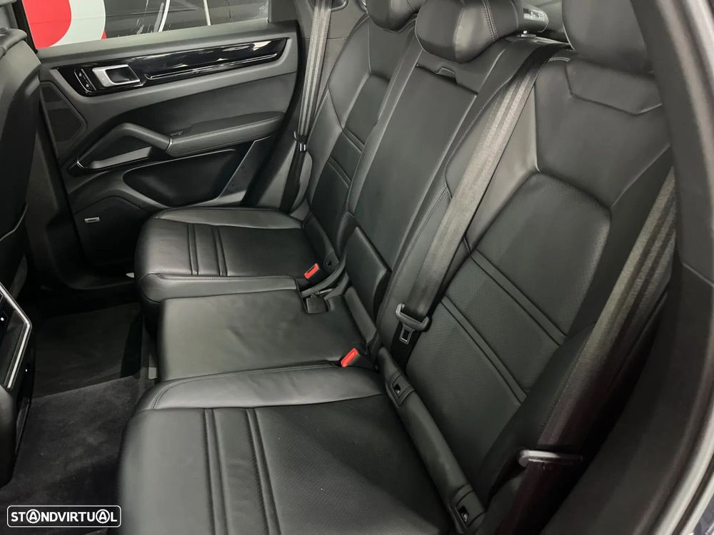 Porsche Cayenne Coupé E-Hybrid - 38