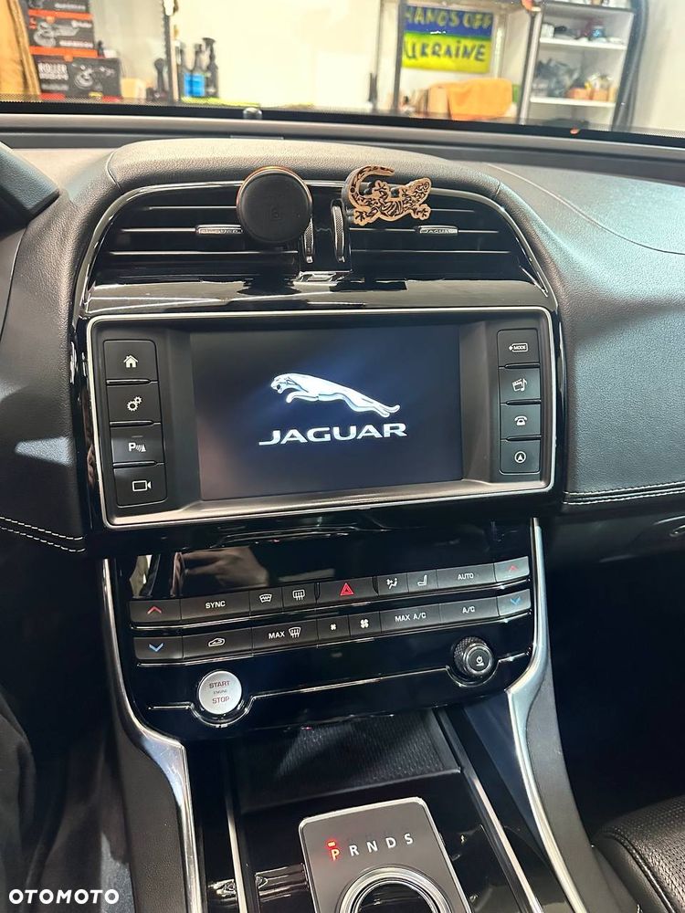 Jaguar XE 2.0 D AWD R-Sport - 15