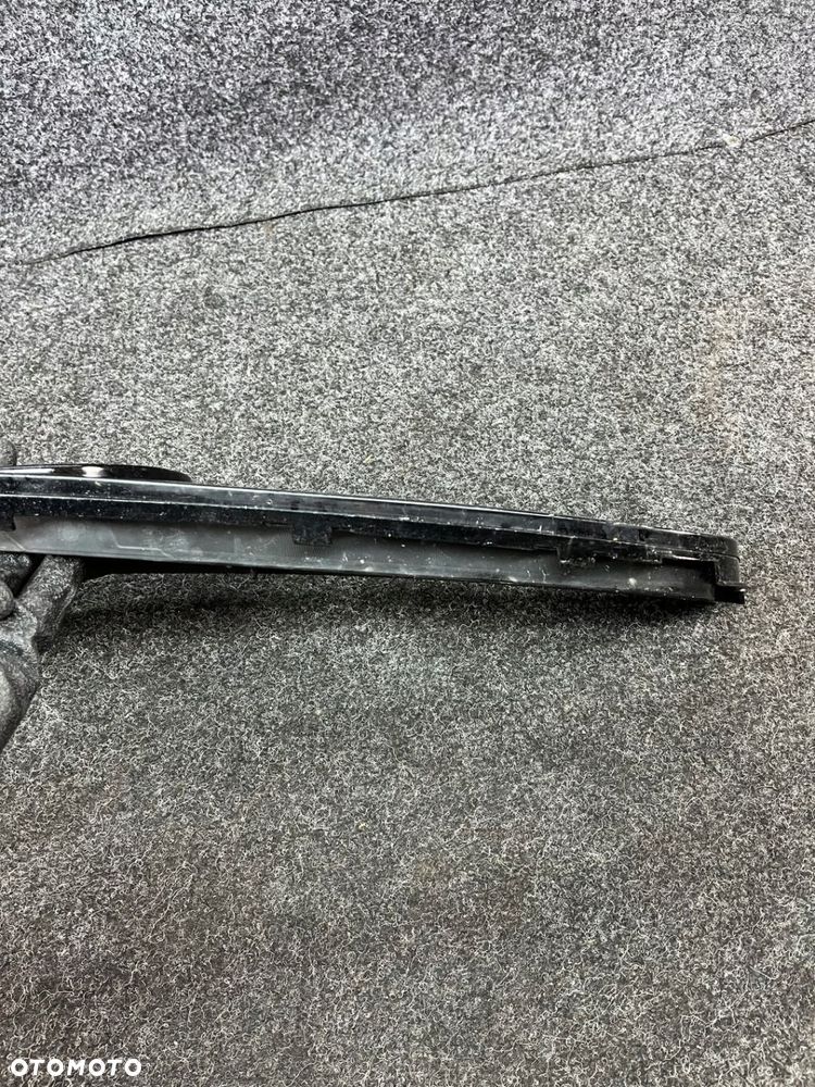 mercedes w204 atrapa chłodnicy grill zamiennik uszkodzony - 11