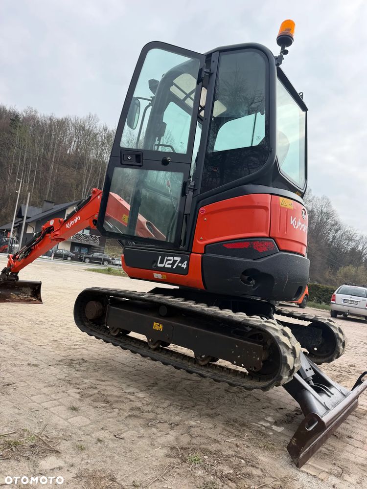 Kubota U27 Minikoparka koparka gąsienicowa 2.8 tony. jak Nówka sztuka z salonu! 2017 rok. 2200mtg. Przywieziona z Gospodarstwa Norweskiego! Zadbana Maszyna ani deka luzów i wycieków. Aktualna Dekra dokumentacja BMWT! Szybkozłącze Hydrauliczne. Szybka wolna jazda.Zamki na tłokach. Wersja Norweska!! OKAZJA - 20