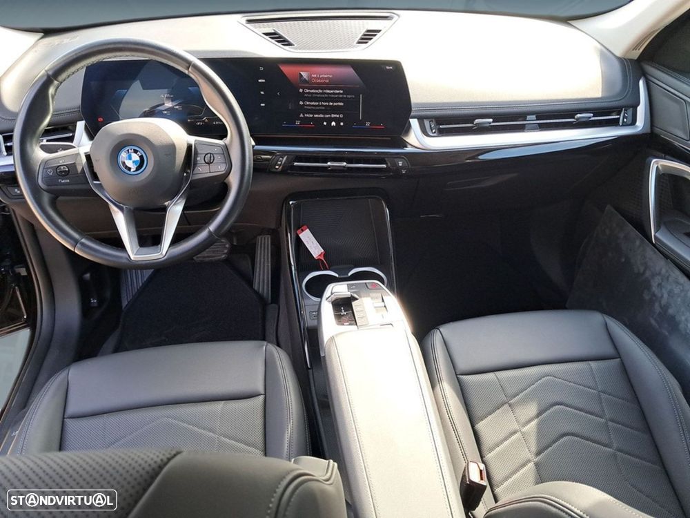 BMW iX1 eDrive20 Pack Desportivo M - 12