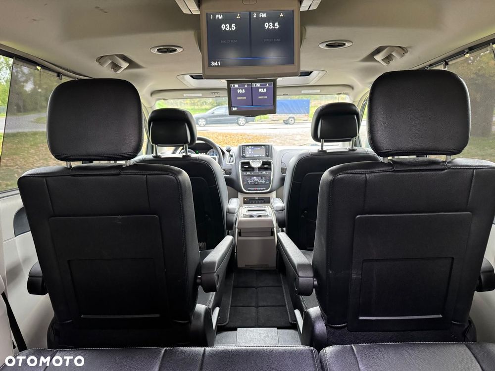 Chrysler Town & Country - 28