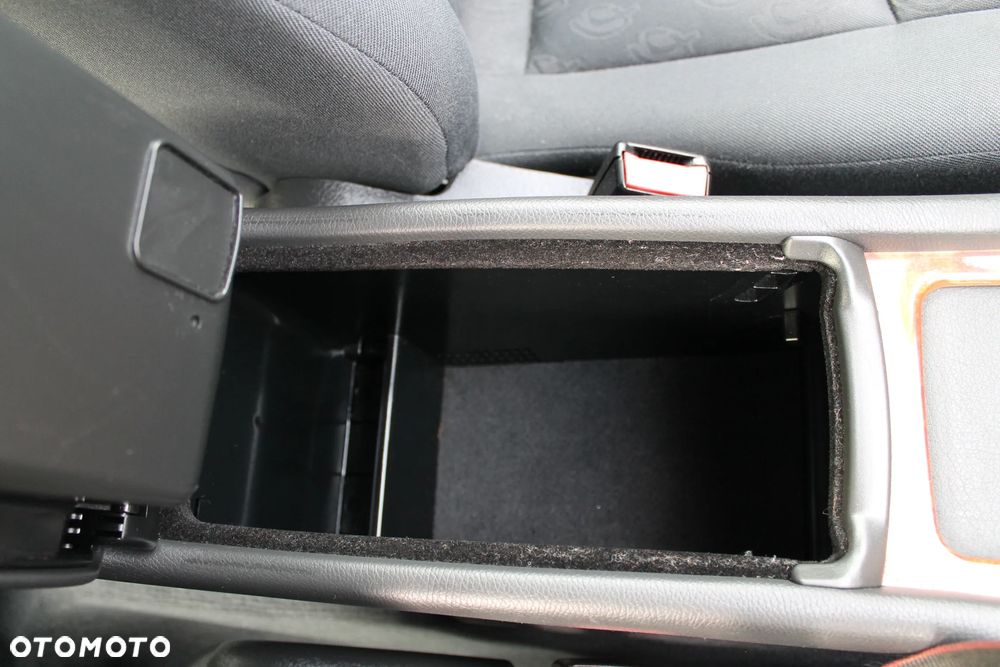 Mercedes-Benz Klasa C 200 CGI Elegance - 17