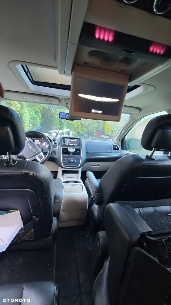 Chrysler Town & Country - 11