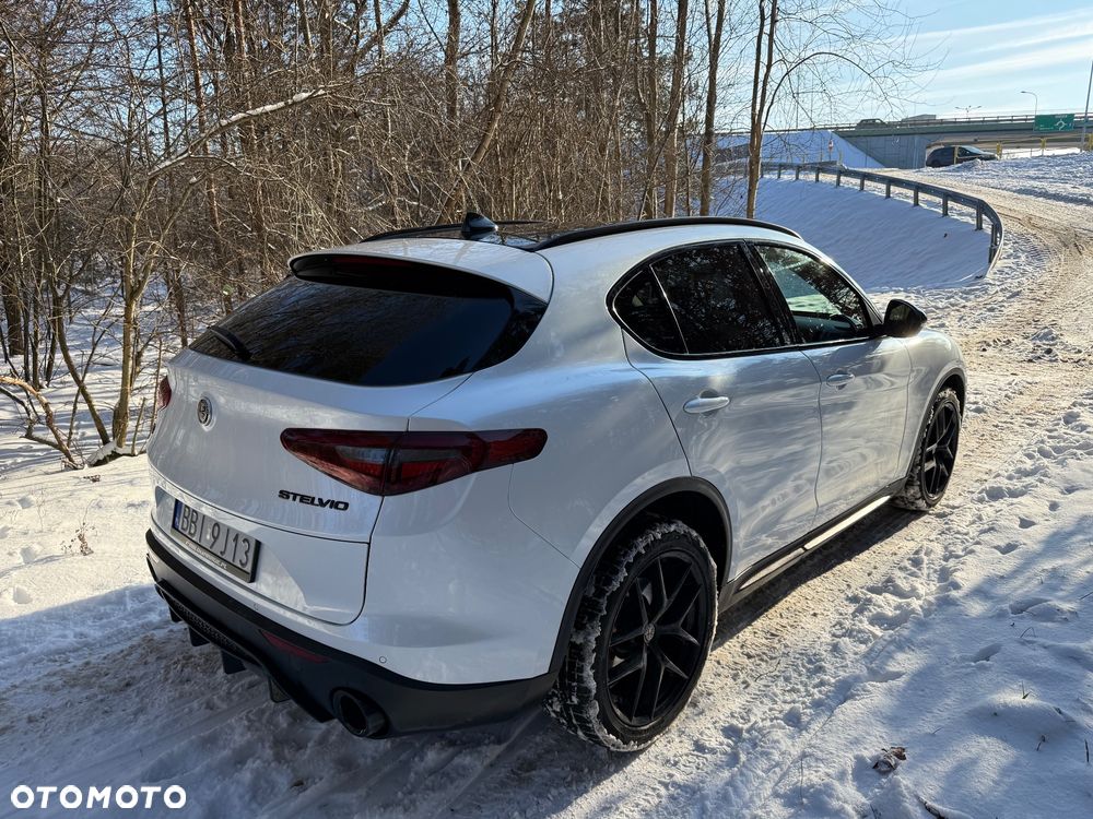 Alfa Romeo Stelvio 2.0 Turbo 16V AT8-Q4 Ti - 9