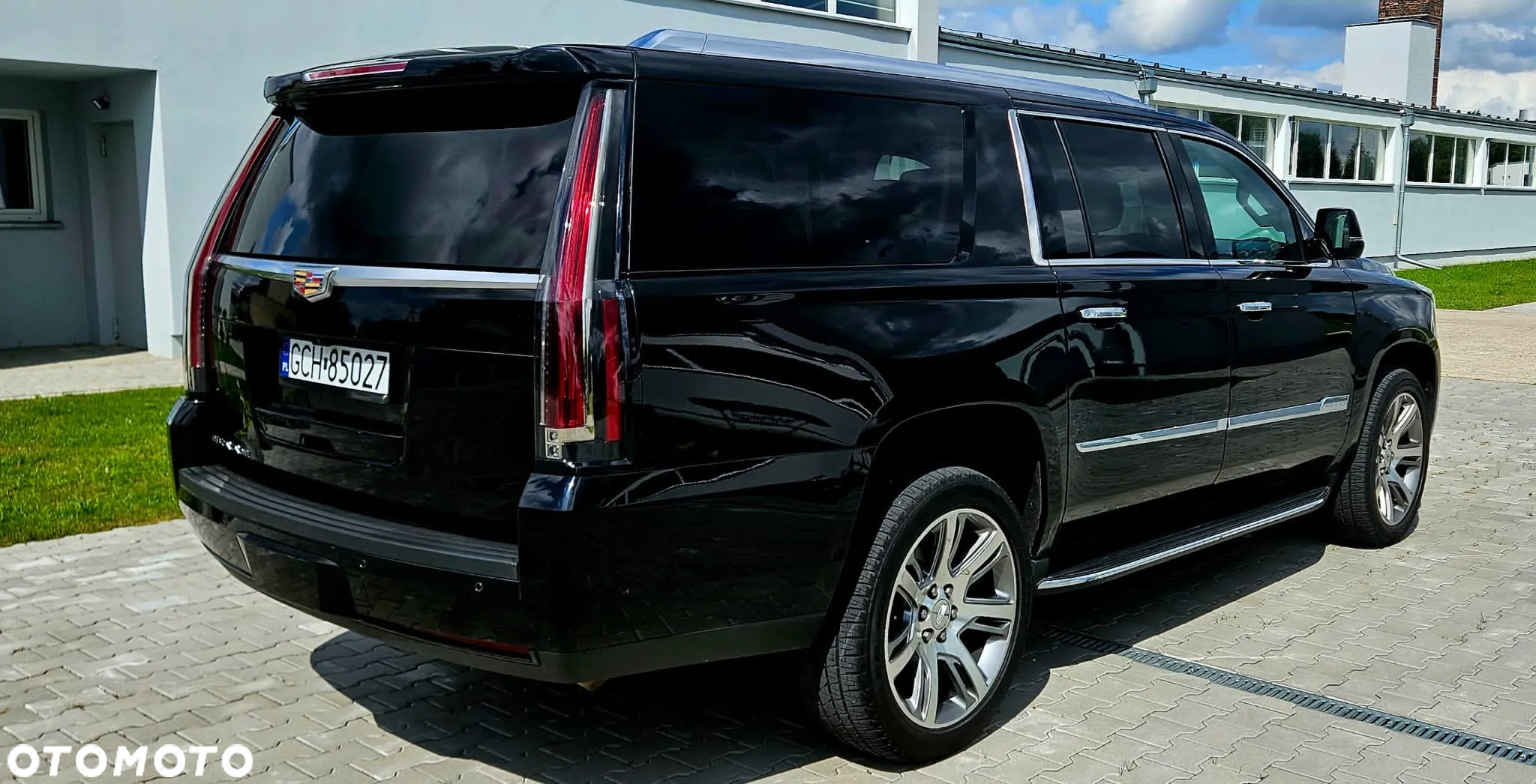Cadillac Escalade - 2