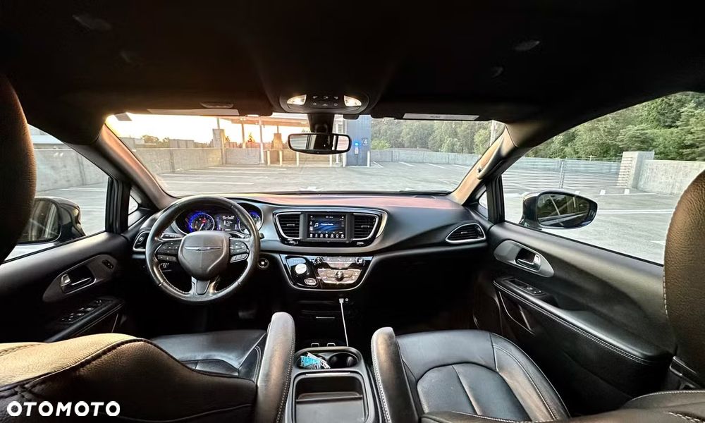 Chrysler Pacifica - 8