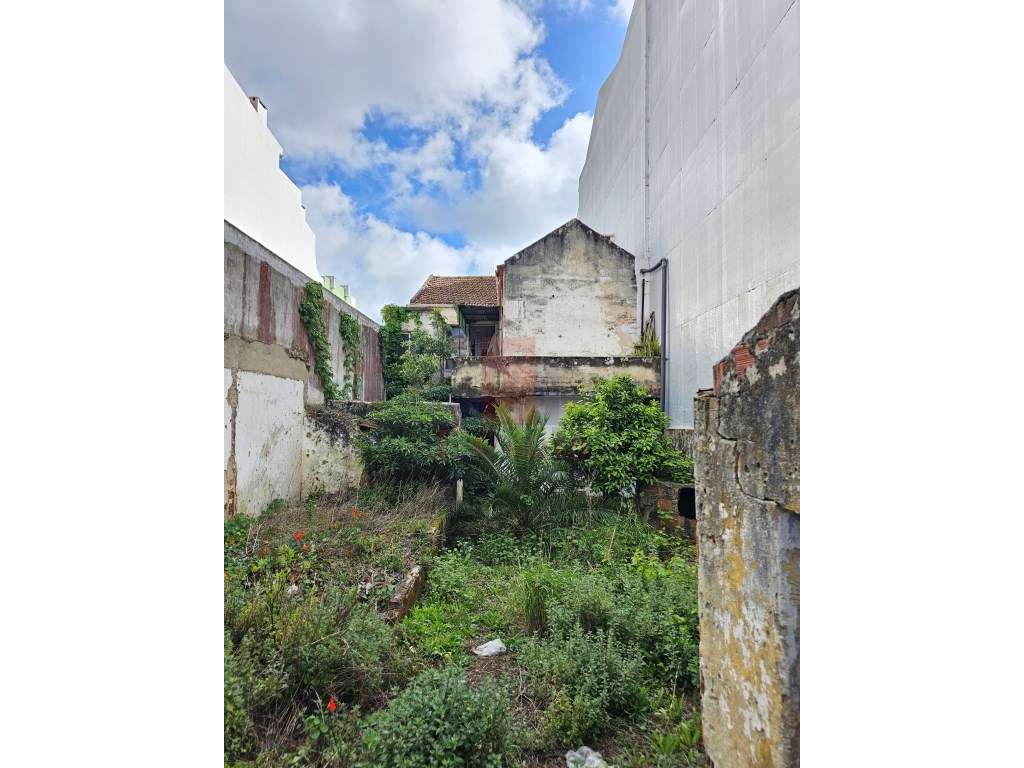 Prédio Antigo no Largo do Bairro da Ponte - Grande imagem: 3/29