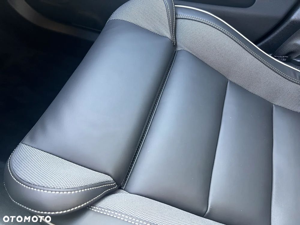 Volvo XC 60 B5 B AWD Plus Black Edition - 31