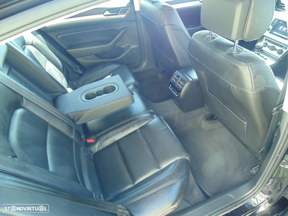 VW Passat 1.6 TDI Highline - 17