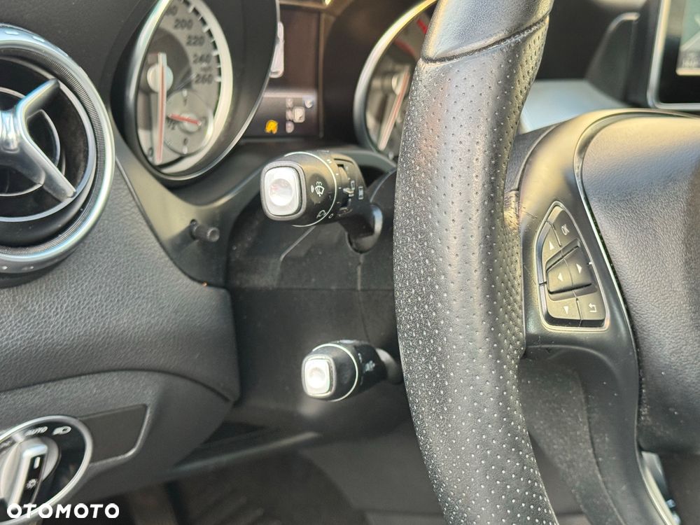 Mercedes-Benz GLA 200 7G-DCT - 36