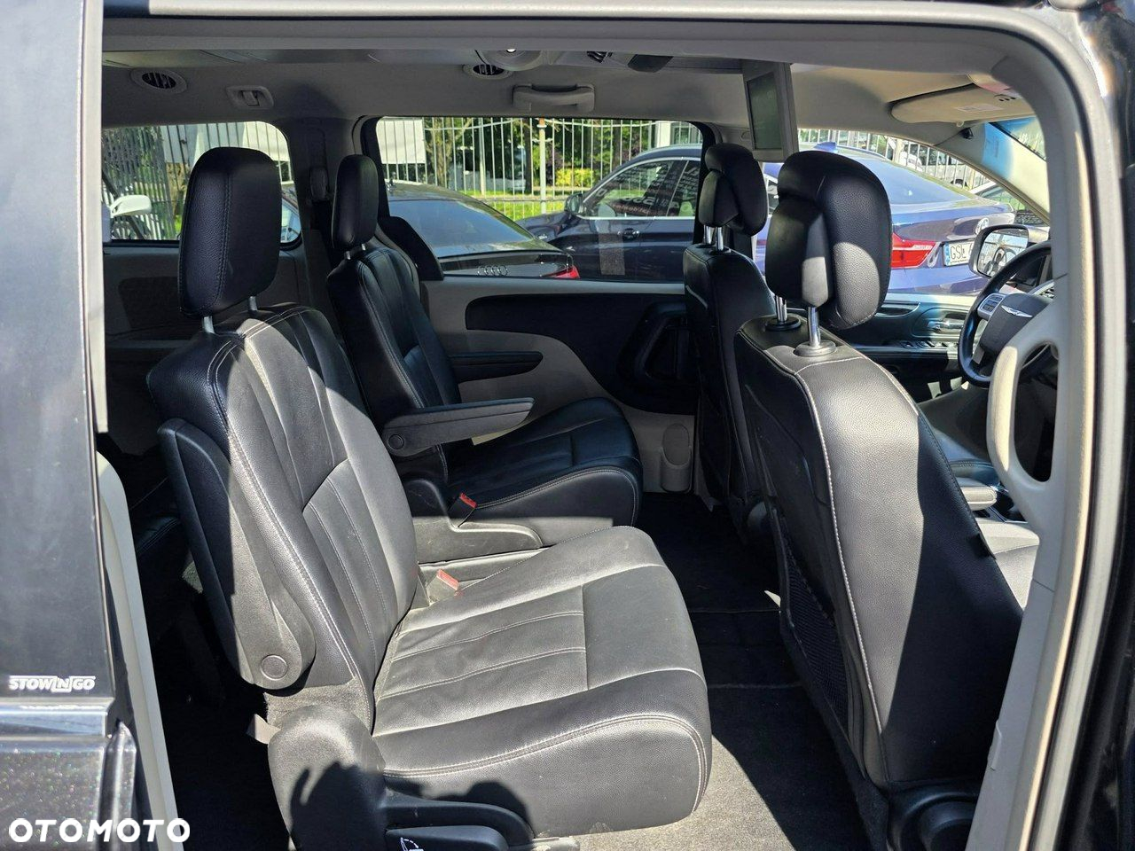 Chrysler Town & Country - 26