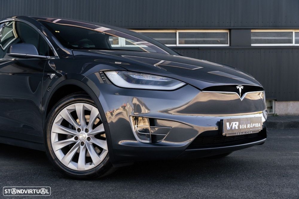 Tesla Model X - 25