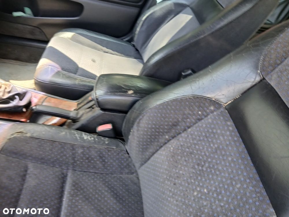 volvo V70 I 42,633 fotel fotele kanapa deska kokpit podsufitka boczek boczki klamka podłokietnik - 6