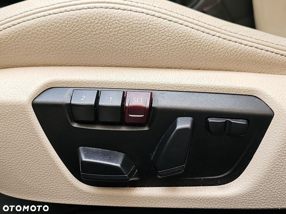 BMW Seria 3 328i xDrive - 28