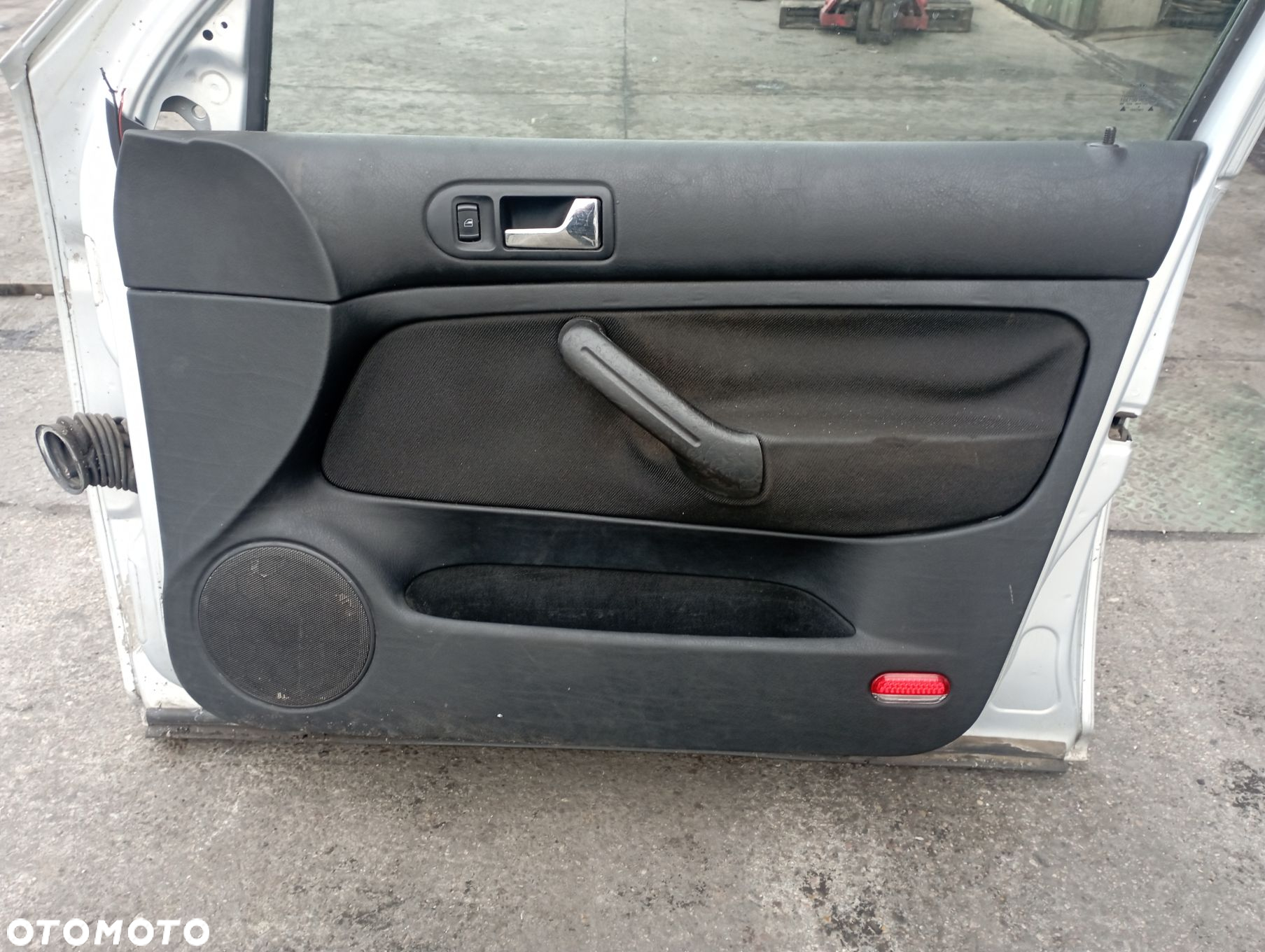 DRZWI PRAWY PRZÓD

 VOLKSWAGEN
 BORA LB7 - 7