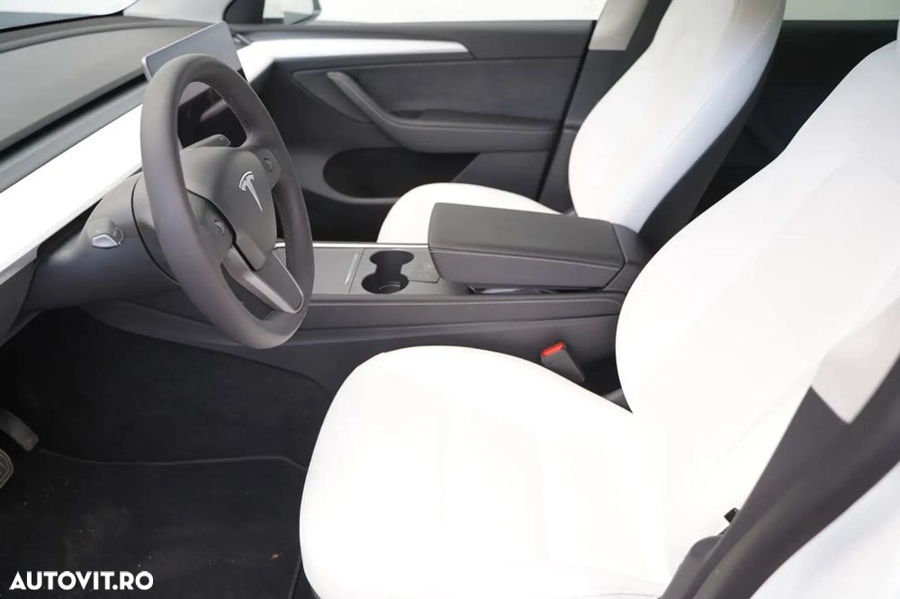 Tesla Model Y Long Range Dual Motor AWD - 6