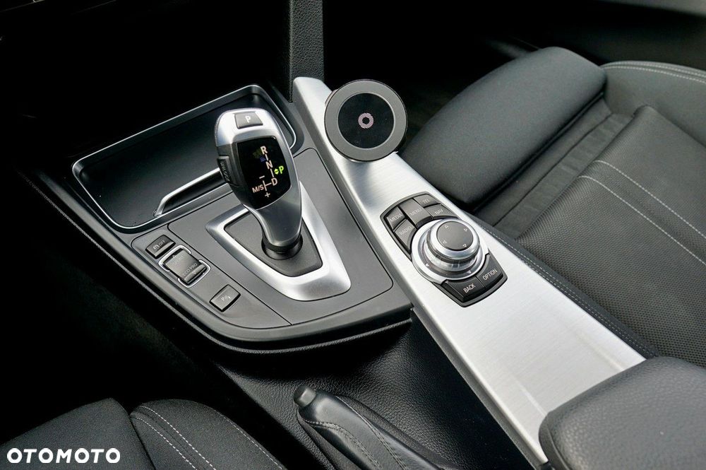 BMW Seria 3 318i Sport Line - 23