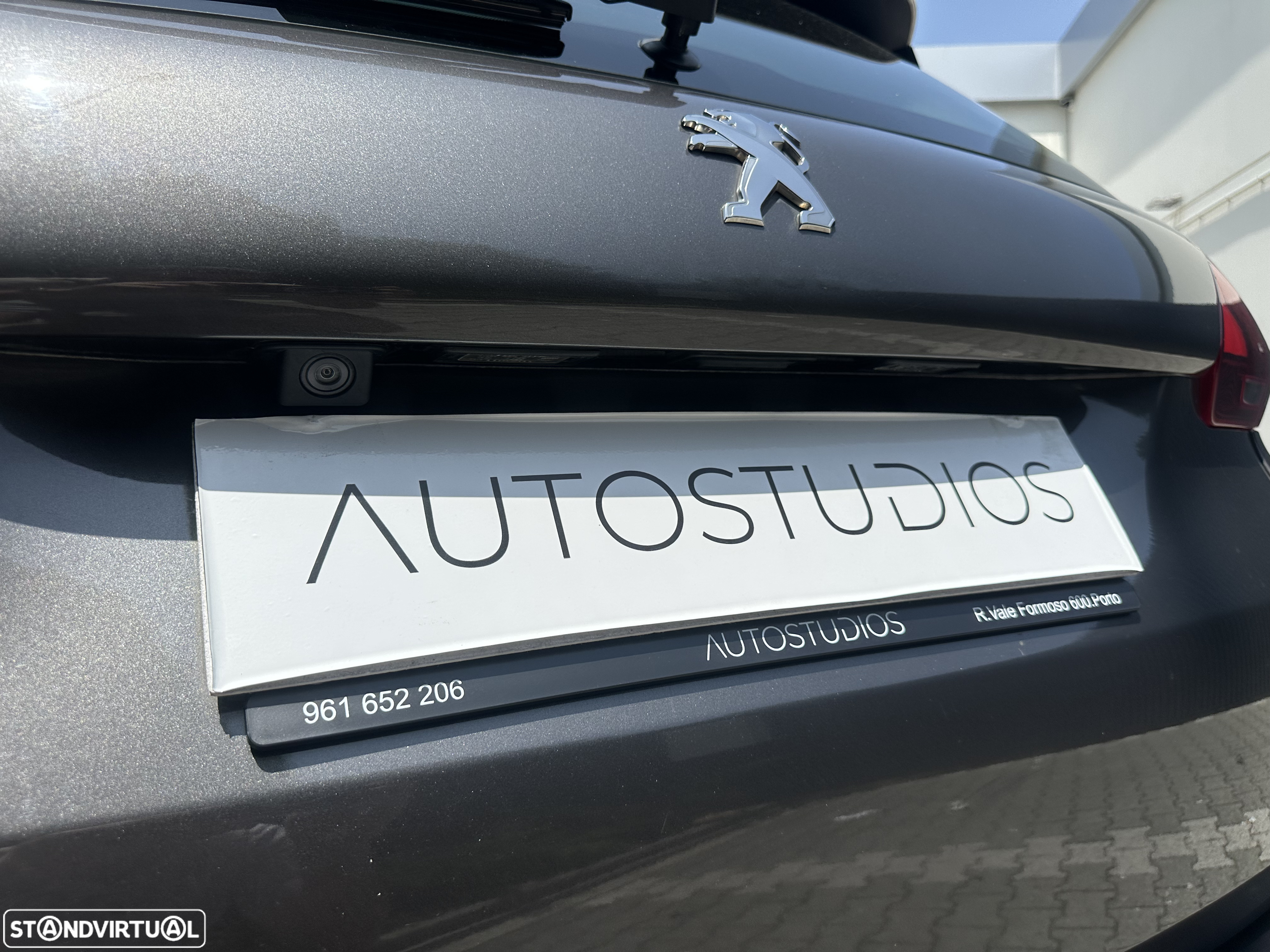Peugeot 2008 1.2 PureTech Allure EAT6 - 11