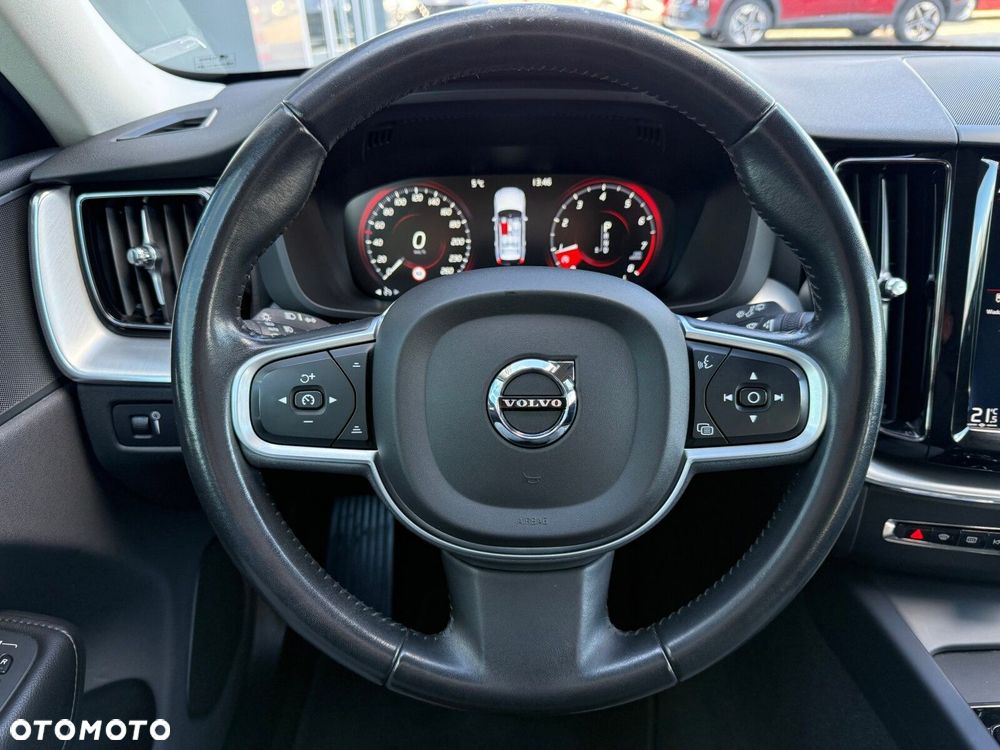 Volvo XC 60 T4 Momentum Pro - 23