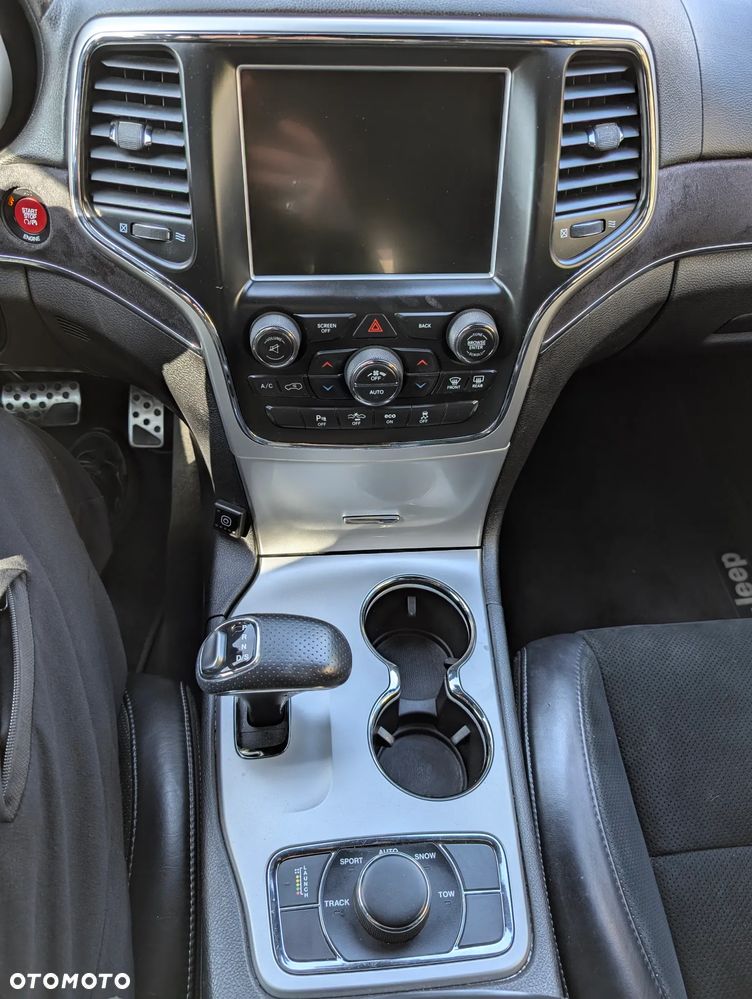 Jeep Grand Cherokee SRT - 15