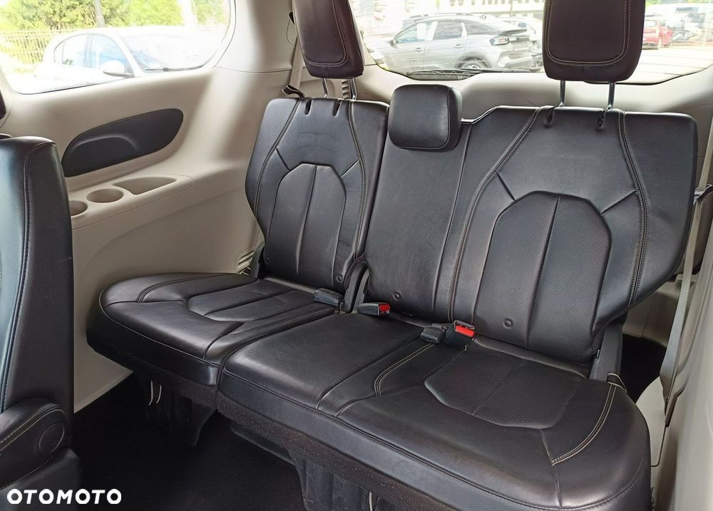 Chrysler Pacifica - 12