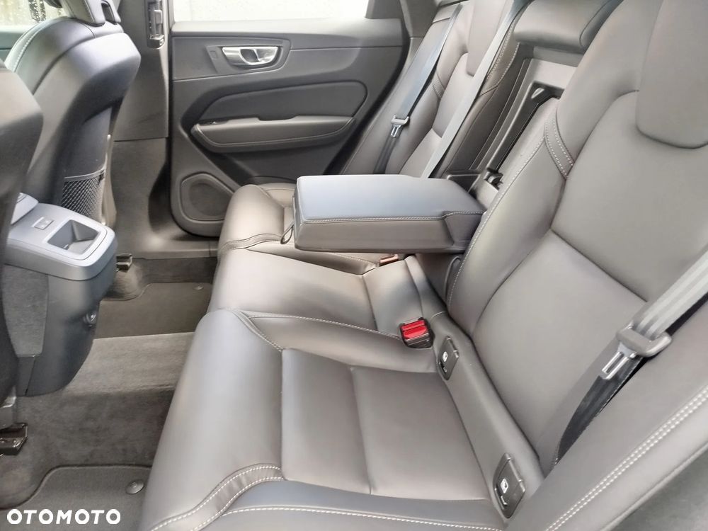 Volvo XC 60 B4 D AWD Plus Dark - 11