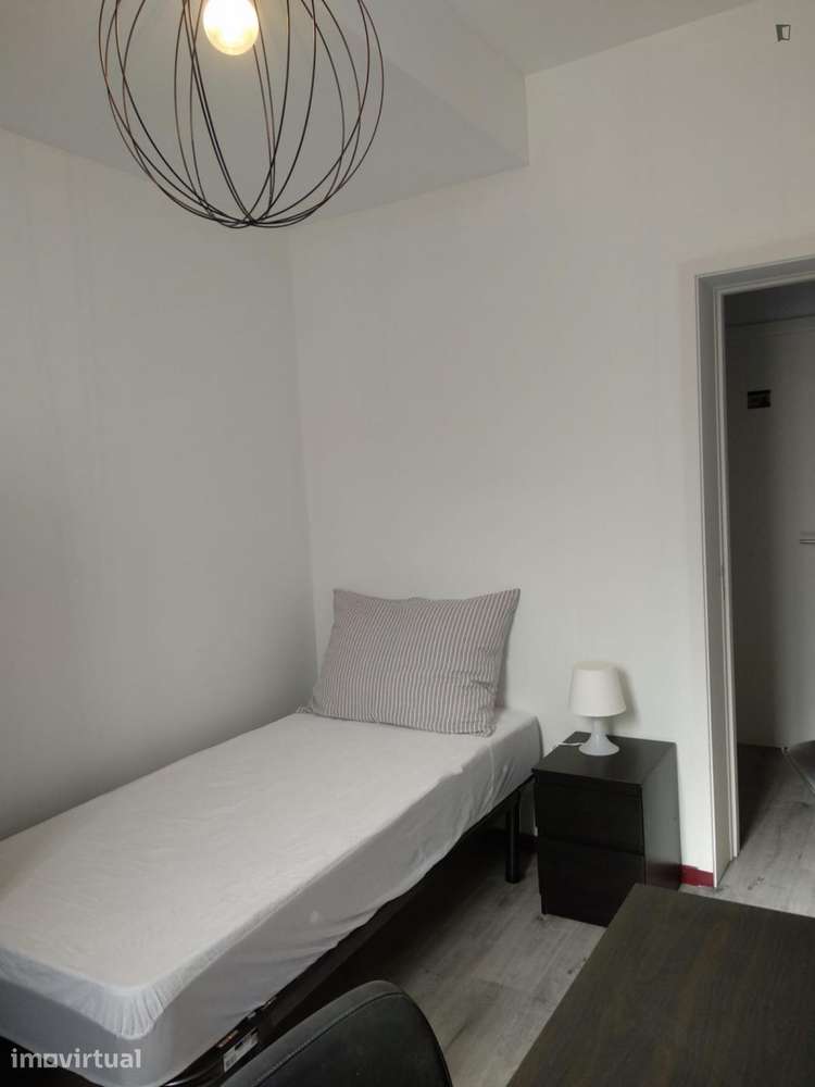 Quarto - localizado em Paranhos Porto - Grande imagem: 3/18