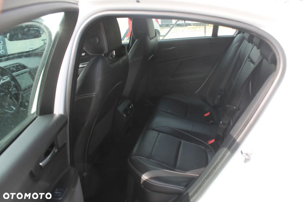 Jaguar XE 20d R-Sport - 10