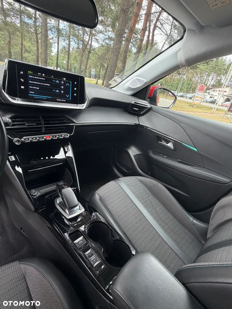 Peugeot 208 - 8
