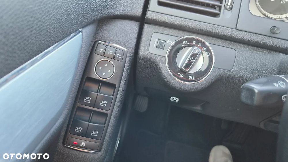 Mercedes-Benz Klasa C 180 CGI Automatik BlueEFFICIENCY Avantgarde - 22