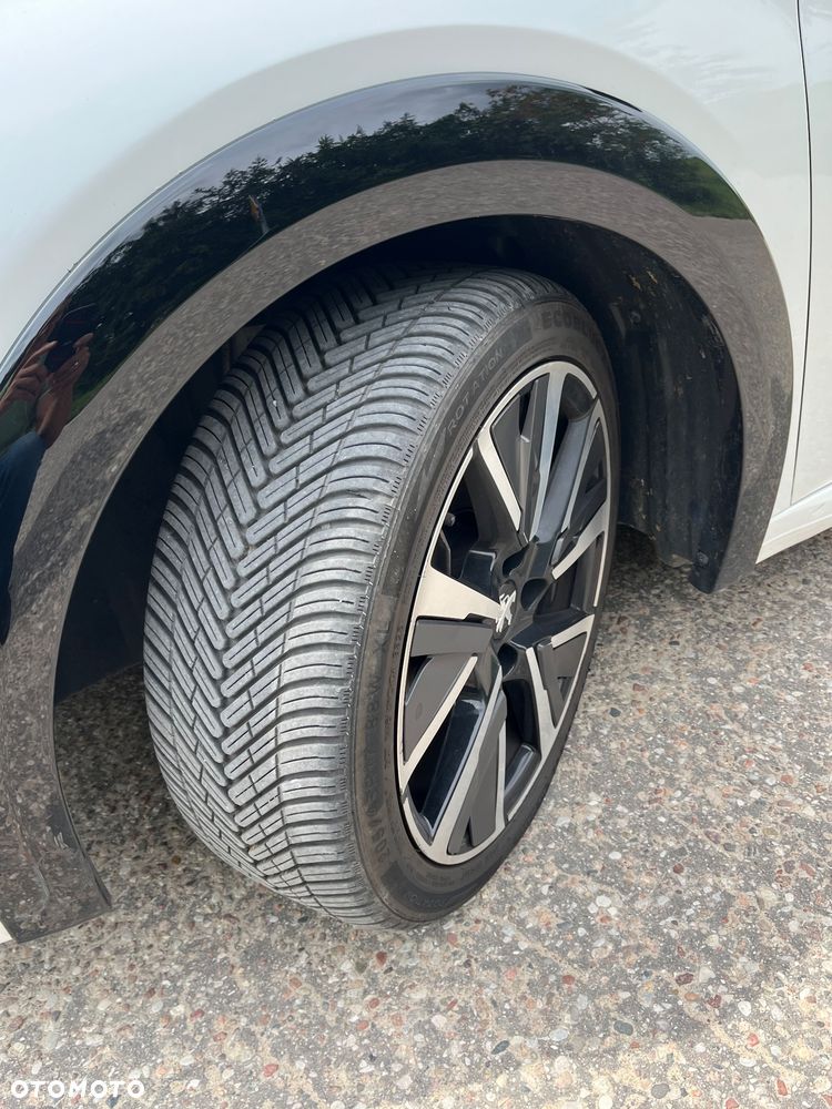 Peugeot 208 PureTech 100 EAT8 GT Pack - 11