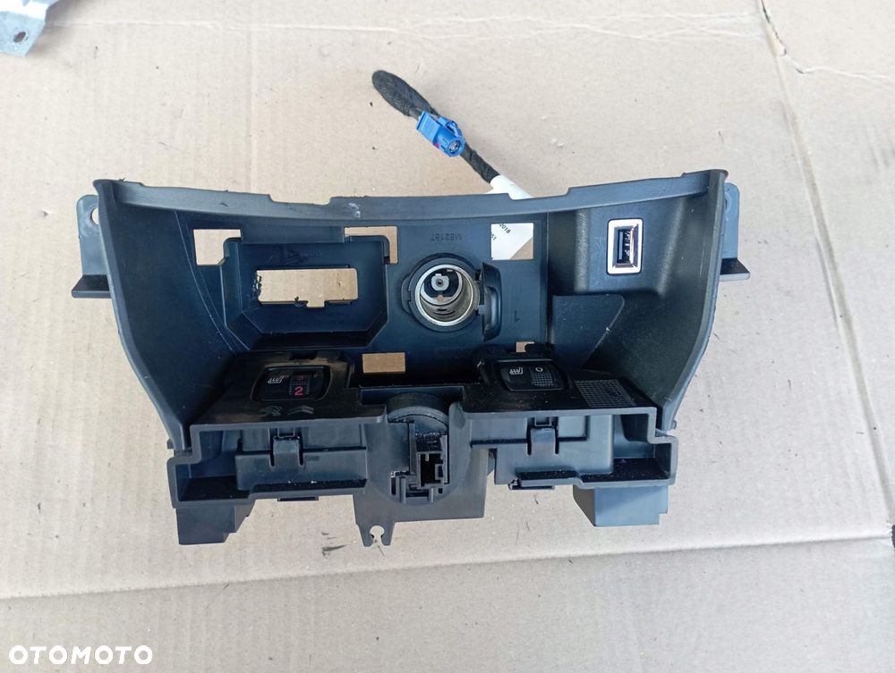 PEUGEOT 308 T9 SCHOWEK GNIAZDO 98182701ZD - 1