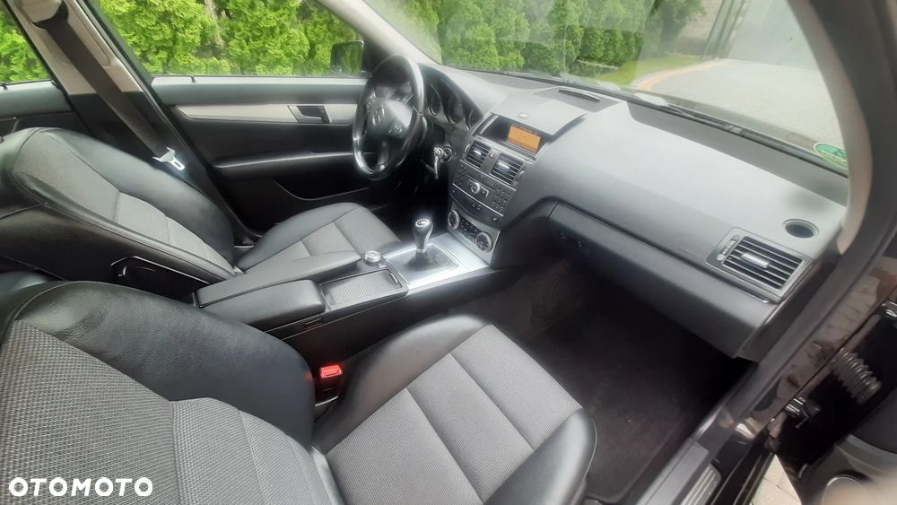 Mercedes-Benz Klasa C 180 CGI BlueEFFICIENCY Avantgarde - 29