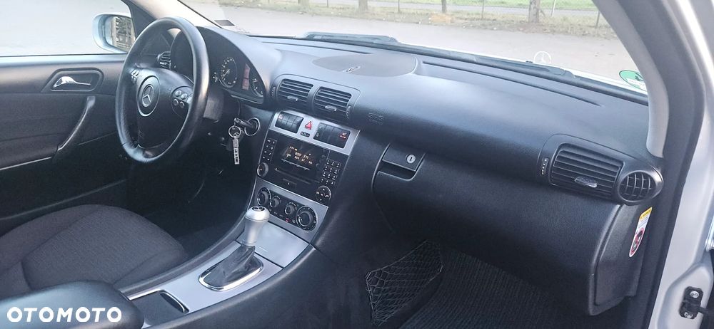 Mercedes-Benz Klasa C 180 Kompressor Automatik Avantgarde Sport Edition - 25