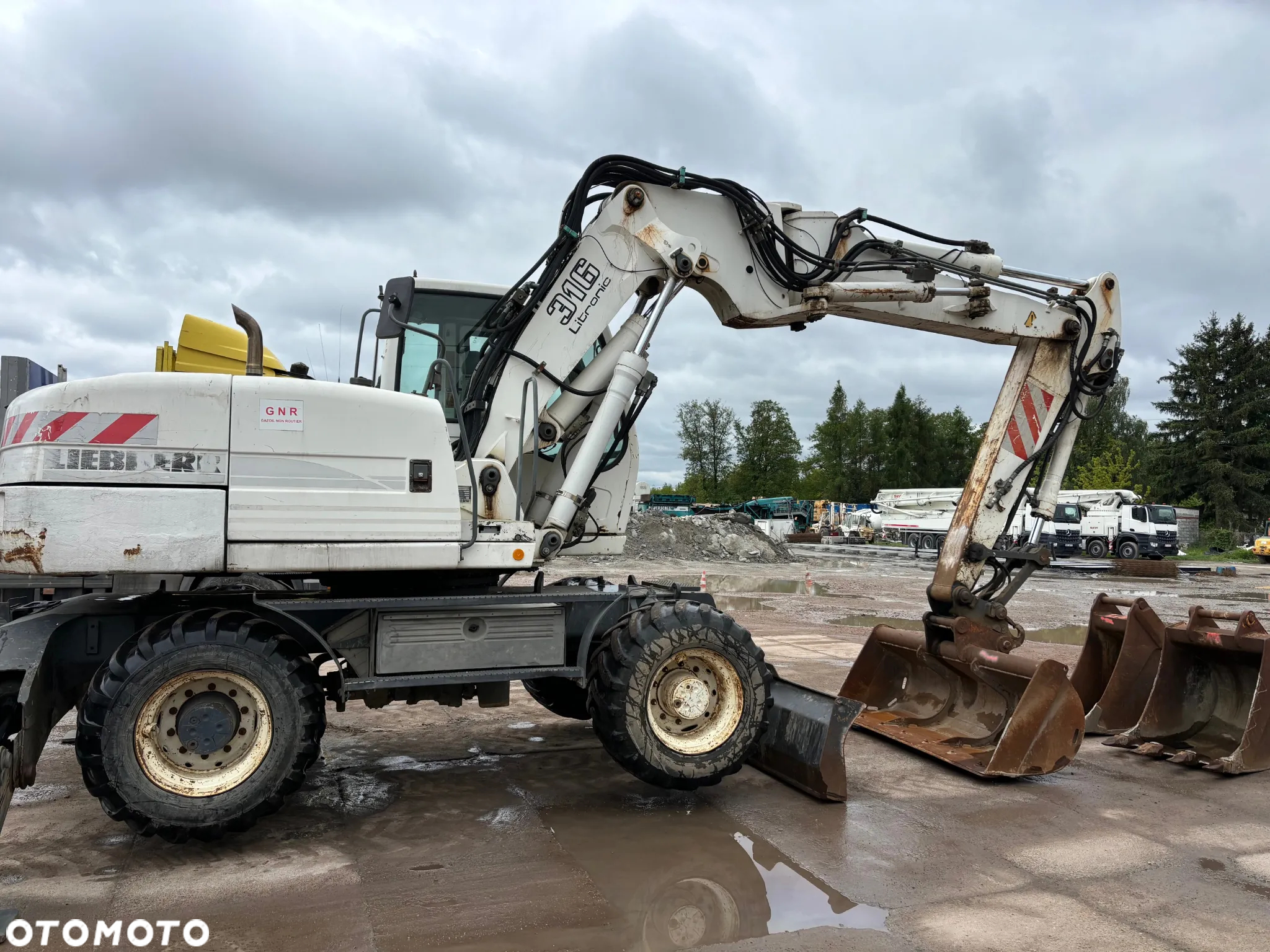 Liebherr A316 z 2004r. / 3 łyżki / podpory / pług - 8