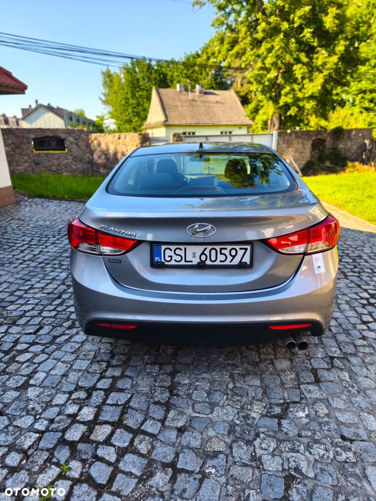Hyundai Elantra - 8