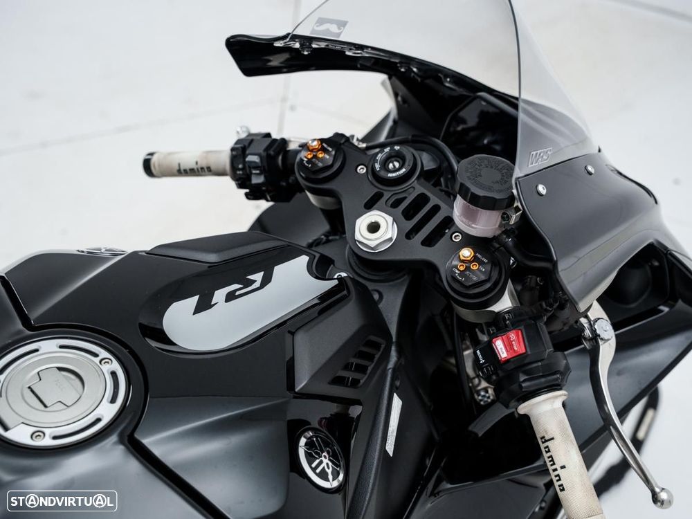 Yamaha R 1 - 11