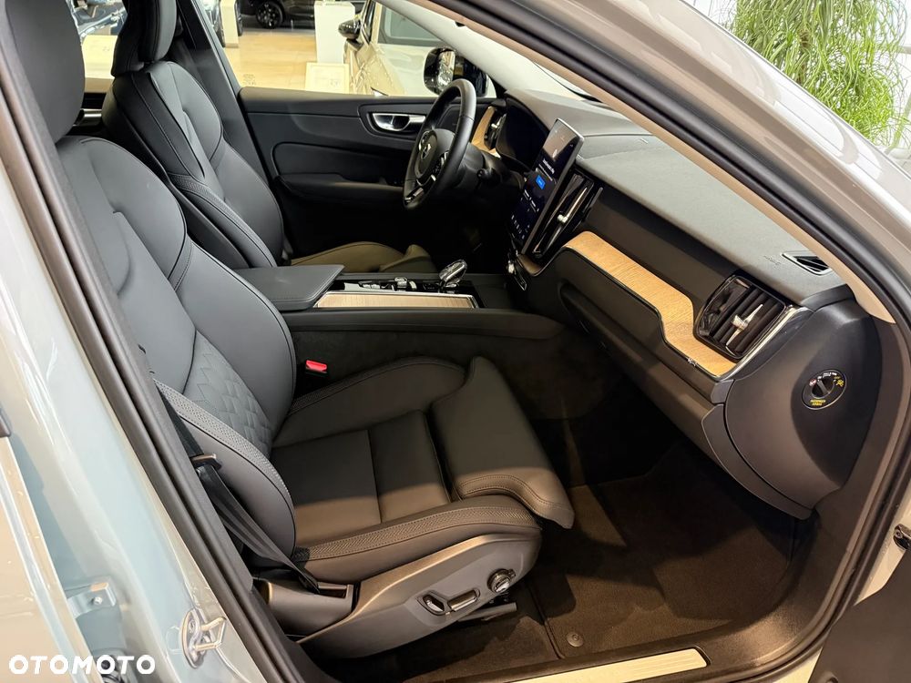 Volvo XC 60 B5 B AWD Plus Dark - 17