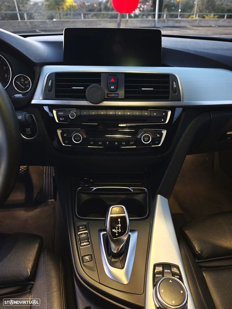 BMW 320 i Aut. M Sport - 27