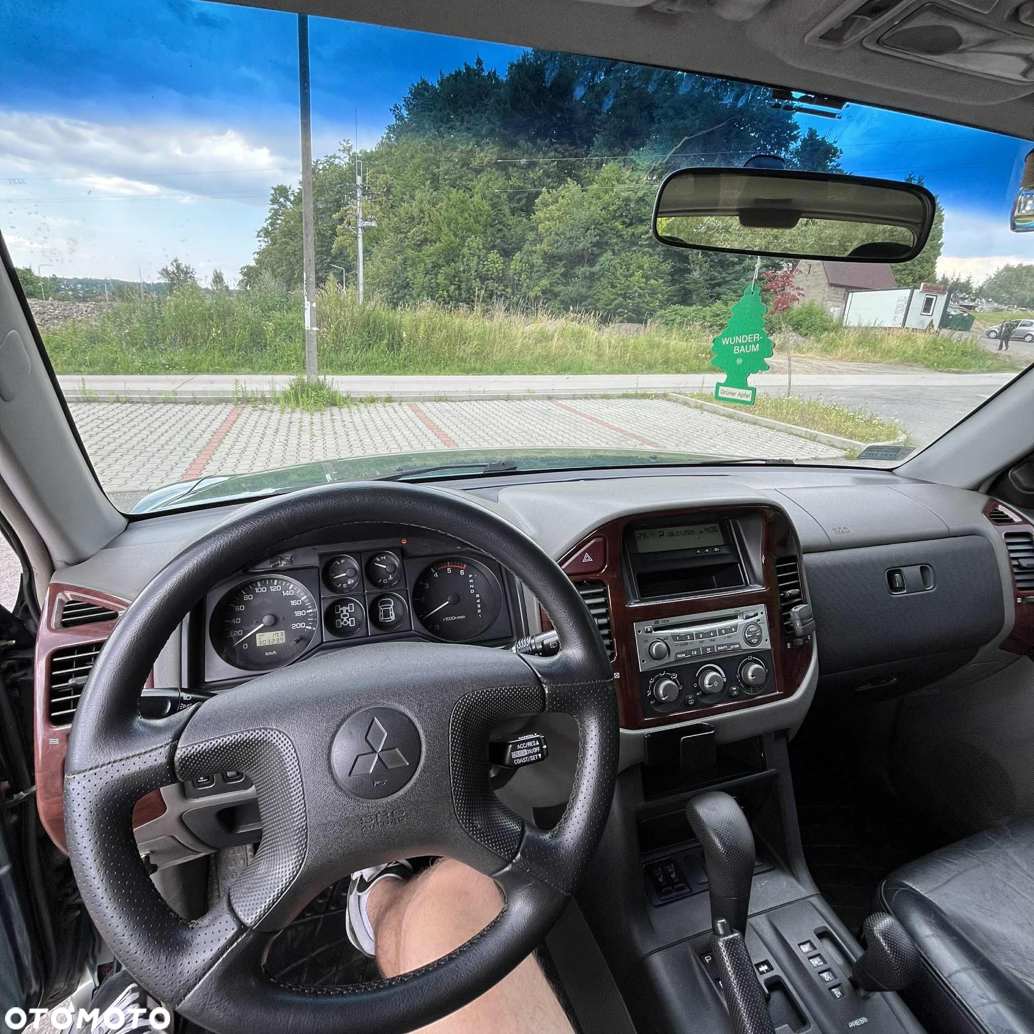 Mitsubishi Pajero - 11