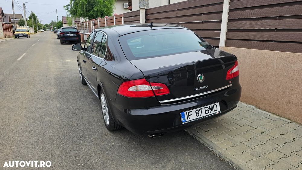 Skoda Superb Combi 2.0 TDI Elegance DSG - 2
