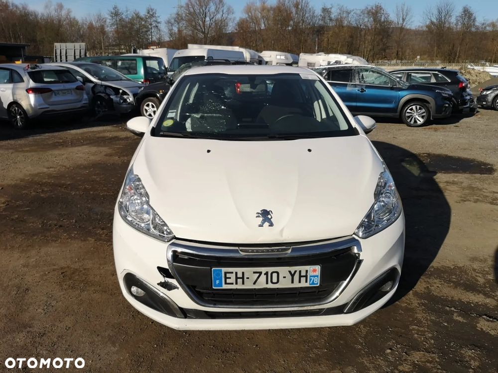 Peugeot 208 - 8