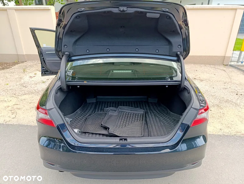 Toyota Camry 2.5 Hybrid Comfort CVT - 22