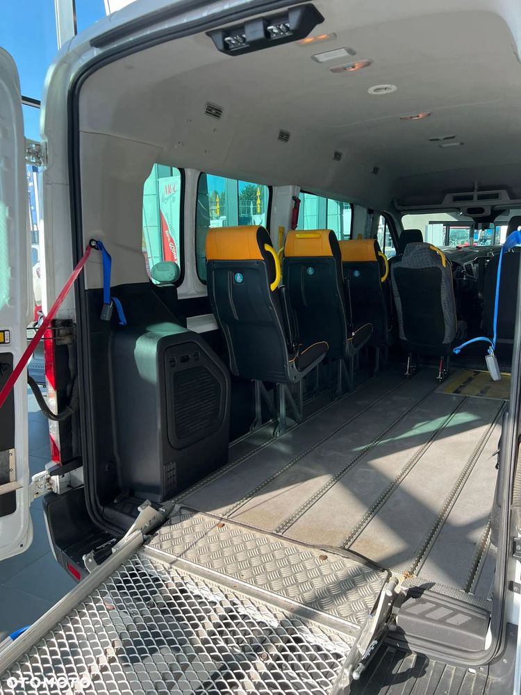 Ford Transit 350 Combi 2.2 TDCi Manual / BEZWYPADKOWY / GWARANCJA / 9 MIEJSC / SERWISOWANY / 1WŁ. / ORYGINALNY PRZEBIEG / RAMPA DLA INWALIDÓW - 17